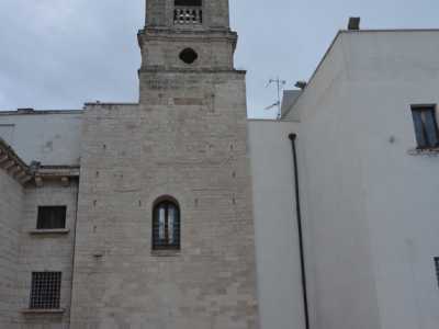 Ci spostiamo ora in via Venezia, la panoramica strada della Muraglia. Qui � ancora visibile il campanile barocco unico elemento superstite della seicentesca Santa Maria Annunziata. Si eleva su una casa-torre situata nel cortile detto U' scaffuat, utilizzato da sempre dai bambini di Bari Vecchia come mini-stadio per giocare a pallone
